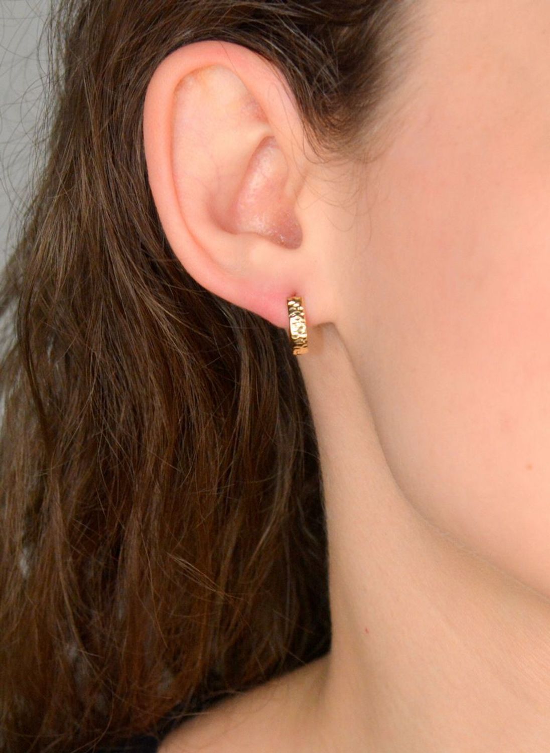 Kolczyki złote grawerowane próba 375, KL 6866 375 Stylowe kolczyki wykonane z wysokiej jakości złota próby 375. Kolczyki mają prosty kształt owalny, ozdobionych grawerem. Kolczyki to ponadczasowa biżuteria, która pasuje do ka.jpg